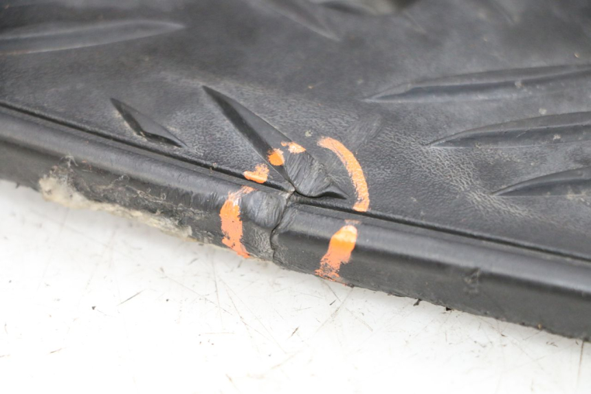 photo de STOPIEŃ PODNÓŻEK PEUGEOT SPEEDFIGHT 4 4T EFI 50 (2021 - 2025) - Struktura - zbliżenie