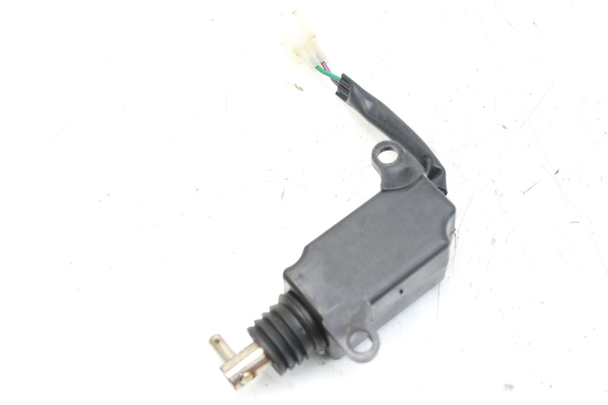 photo de SILNIK OTWIERANIA KUFERKA SYM FIDDLE 3 III 125 (2014 - 2020) - Szczegół części