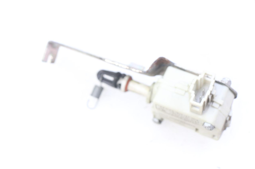 photo de SILNIK OTWIERANIA KUFERKA PIAGGIO LIBERTY IGET 4T 50 (2015 - 2020) - Inny kąt widzenia