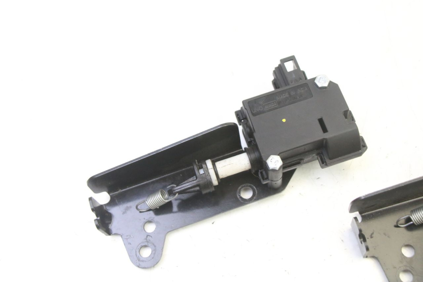 photo de SILNIK OTWIERANIA KUFERKA PIAGGIO MP3 HPE 310 (2024 - 2025) - Szczegół części