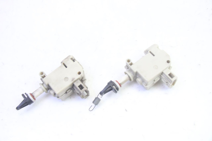 photo de SILNIK OTWIERANIA KUFERKA PIAGGIO MP3 LT 400 (2007 - 2012) - Inny kąt widzenia