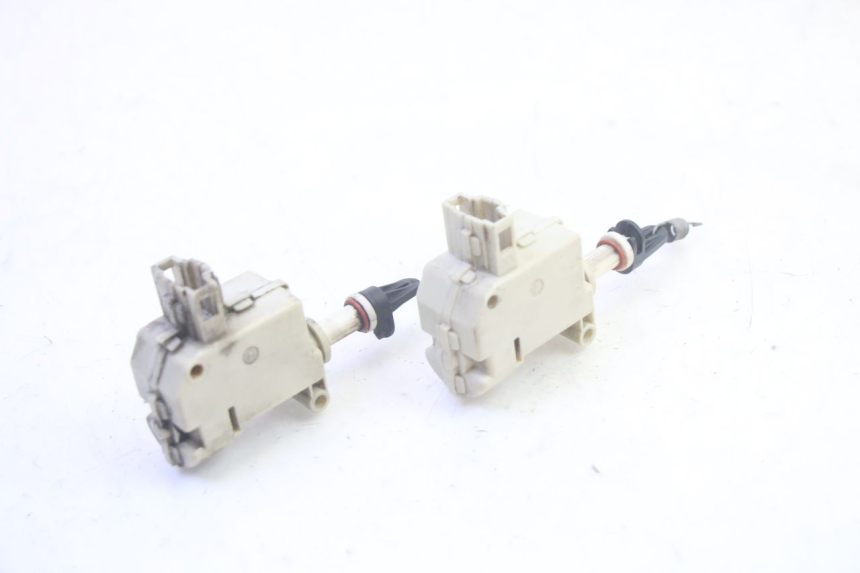 photo de SILNIK OTWIERANIA KUFERKA PIAGGIO MP3 LT 400 (2007 - 2012) - Zbliżenie techniczne