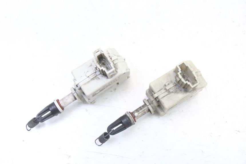 photo de SILNIK OTWIERANIA KUFERKA PIAGGIO MP3 500 (2011 - 2015) - Zbliżenie techniczne