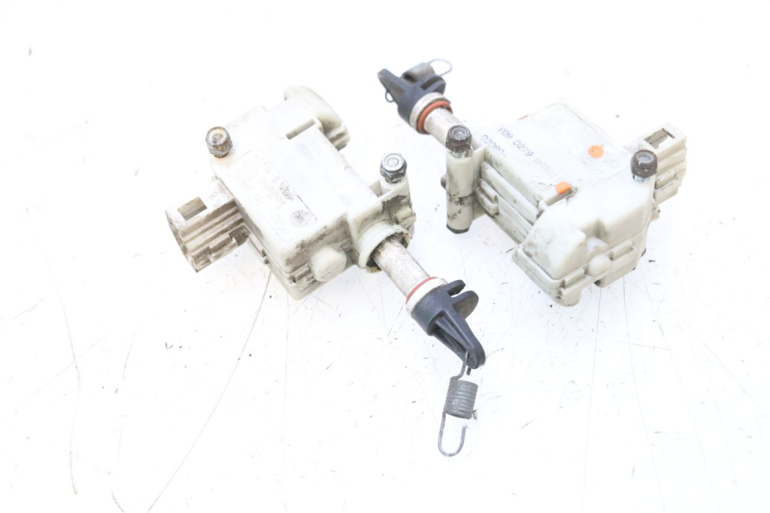 photo de SILNIK OTWIERANIA KUFERKA PIAGGIO MP3 RL 250 (2006 - 2010) - Zbliżenie techniczne