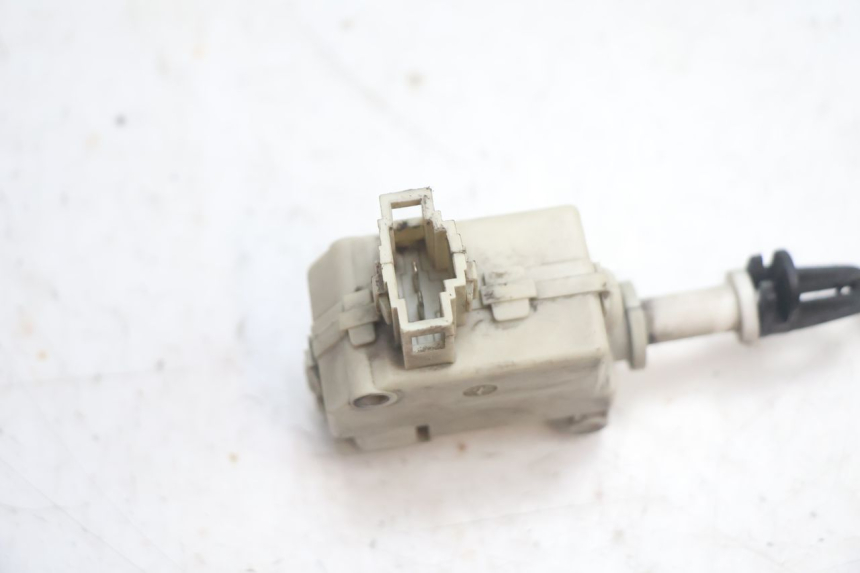 photo de SILNIK OTWIERANIA KUFERKA PIAGGIO MP3 125 (2006 - 2014) - Zbliżenie techniczne