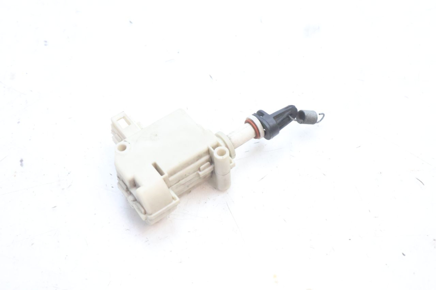 photo de SILNIK OTWIERANIA KUFERKA PIAGGIO MP3 500 (2016 - 2018) - Zbliżenie techniczne