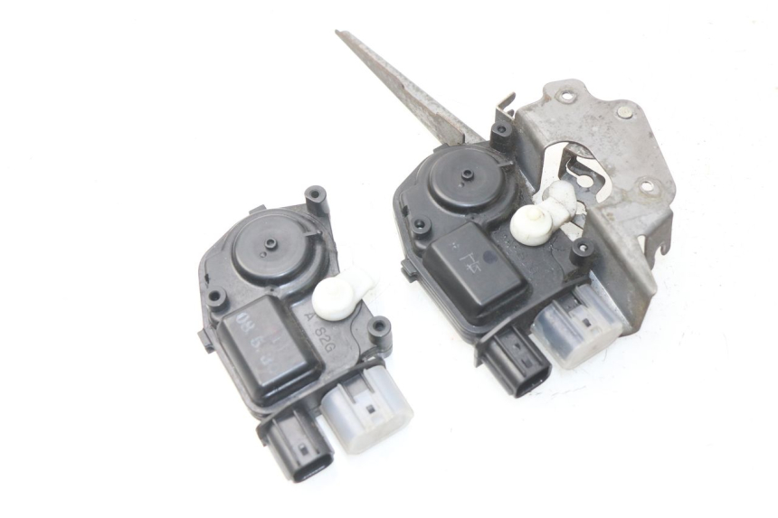 photo de SILNIK OTWIERANIA KUFERKA HONDA NSS EX FORZA 250 (2005 - 2013) - Inny kąt widzenia