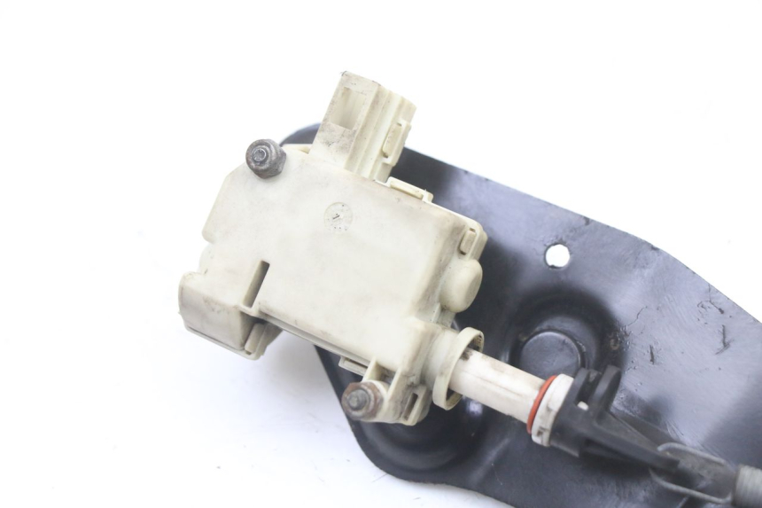 photo de SILNIK OTWIERANIA KUFERKA PIAGGIO VESPA GRANTURISMO 125 (2003 - 2007) - Szczegół części