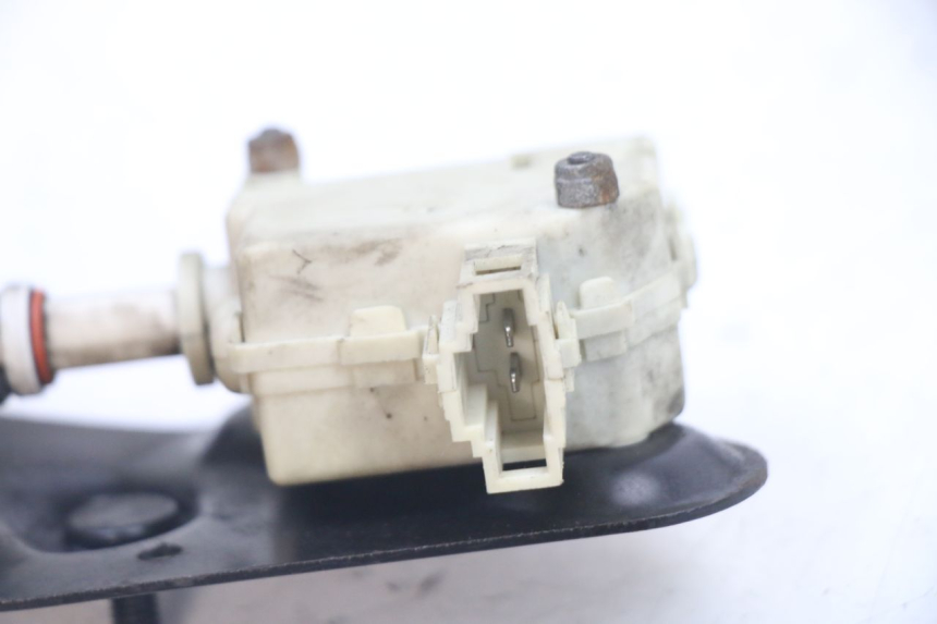 photo de SILNIK OTWIERANIA KUFERKA PIAGGIO VESPA GRANTURISMO 125 (2003 - 2007) - Zbliżenie techniczne