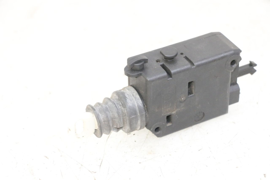 photo de SILNIK OTWIERANIA KUFERKA PEUGEOT SATELIS 125 (2013 - 2018) - Zbliżenie techniczne