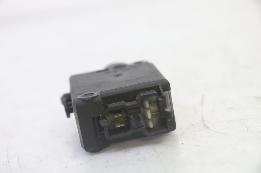 photo de SILNIK OTWIERANIA KUFERKA PEUGEOT SATELIS 125 (2010 - 2012) - Inny kąt widzenia