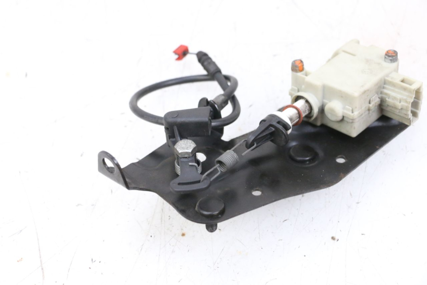 photo de SILNIK OTWIERANIA KUFERKA PIAGGIO VESPA GTS SUPER IE 125 (2009 - 2016) - Zbliżenie techniczne