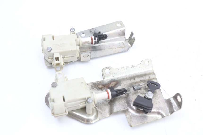 photo de SILNIK OTWIERANIA KUFERKA PIAGGIO X10 125 (2012 - 2017) - Widok główny