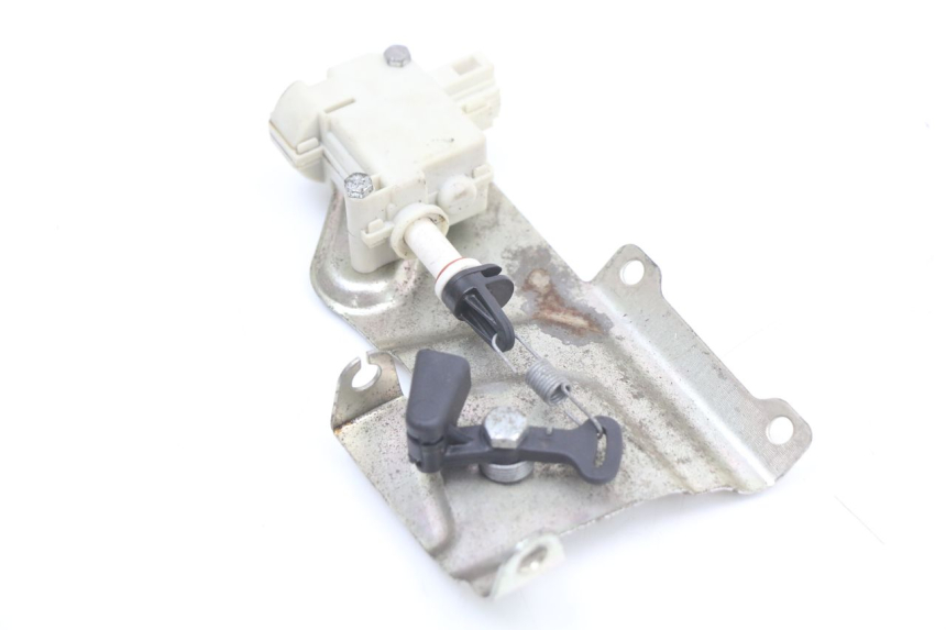 photo de SILNIK OTWIERANIA KUFERKA PIAGGIO X10 125 (2012 - 2017) - Zbliżenie techniczne