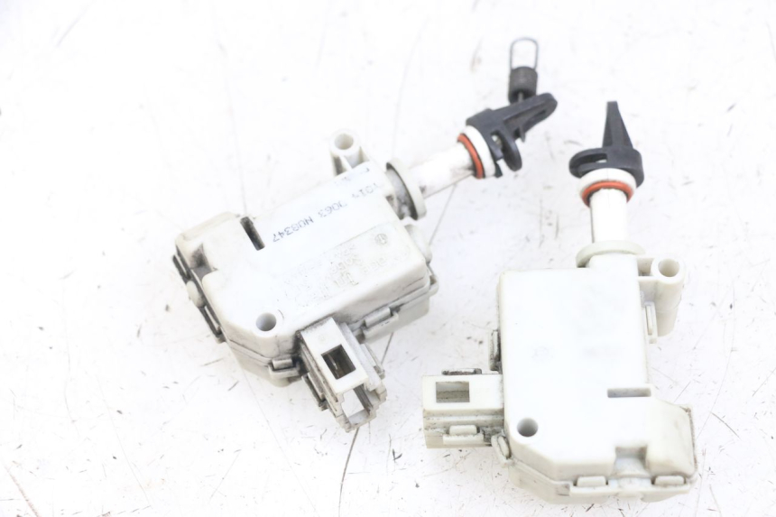 photo de SILNIK OTWIERANIA KUFERKA PIAGGIO X10 125 (2012 - 2017) - Widok główny