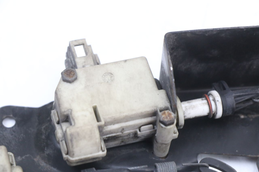 photo de SILNIK OTWIERANIA KUFERKA PIAGGIO XEVO - X EVO 125 (2007 - 2017) - Zbliżenie techniczne