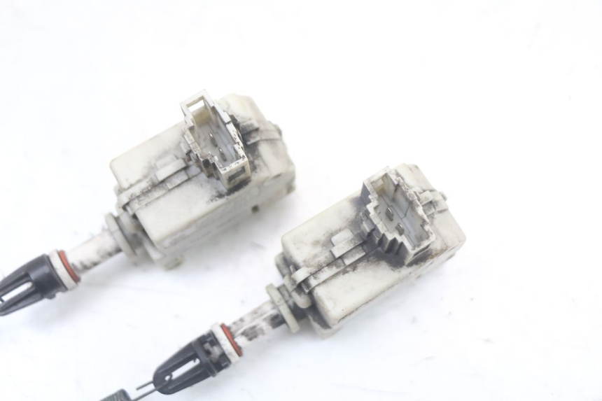 photo de SILNIK OTWIERANIA KUFERKA PIAGGIO XEVO - X EVO 125 (2007 - 2017) - Inny kąt widzenia