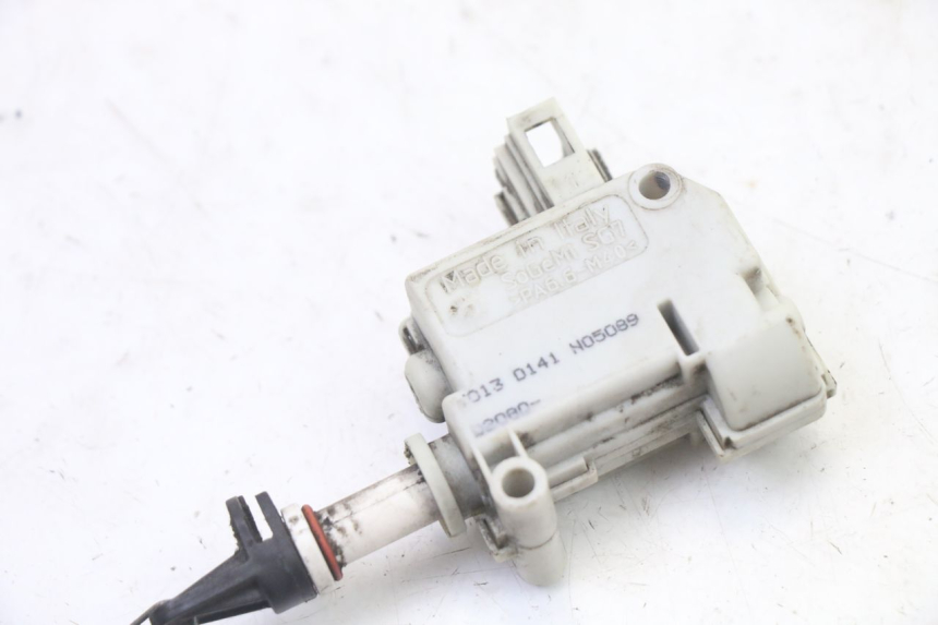 photo de SILNIK OTWIERANIA KUFERKA PIAGGIO XEVO - X EVO 125 (2007 - 2017) - Szczegół części