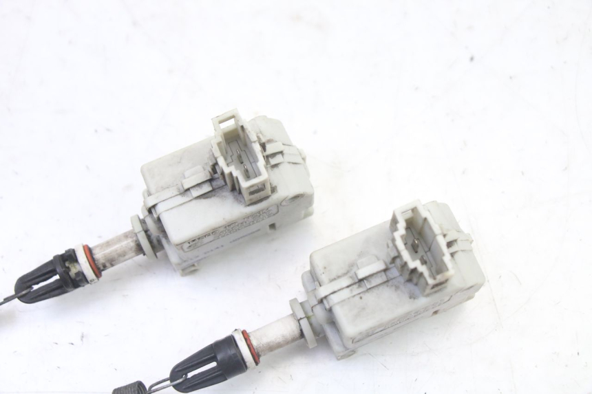 photo de SILNIK OTWIERANIA KUFERKA PIAGGIO XEVO - X EVO 125 (2007 - 2017) - Zbliżenie techniczne