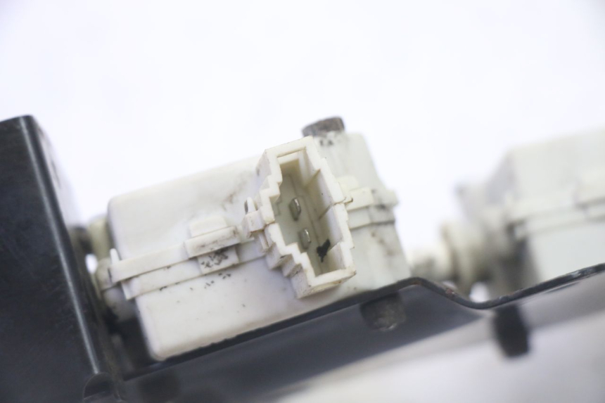 photo de SILNIK OTWIERANIA KUFERKA PIAGGIO XEVO - X EVO 125 (2007 - 2017) - Zbliżenie techniczne