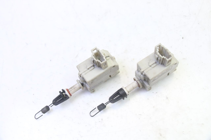 photo de SILNIK OTWIERANIA KUFERKA PIAGGIO XEVO - X EVO 125 (2007 - 2017) - Szczegół części