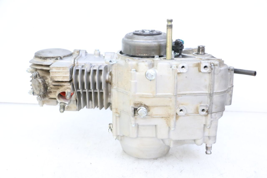 photo de SILNIK APOLLO RFZ 125 - Zbliżenie techniczne