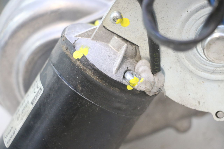 photo de SILNIK ROLL LOCK PIAGGIO MP3 HPE 530 (2022 - 2026) - Szczegóły charakterystyczne