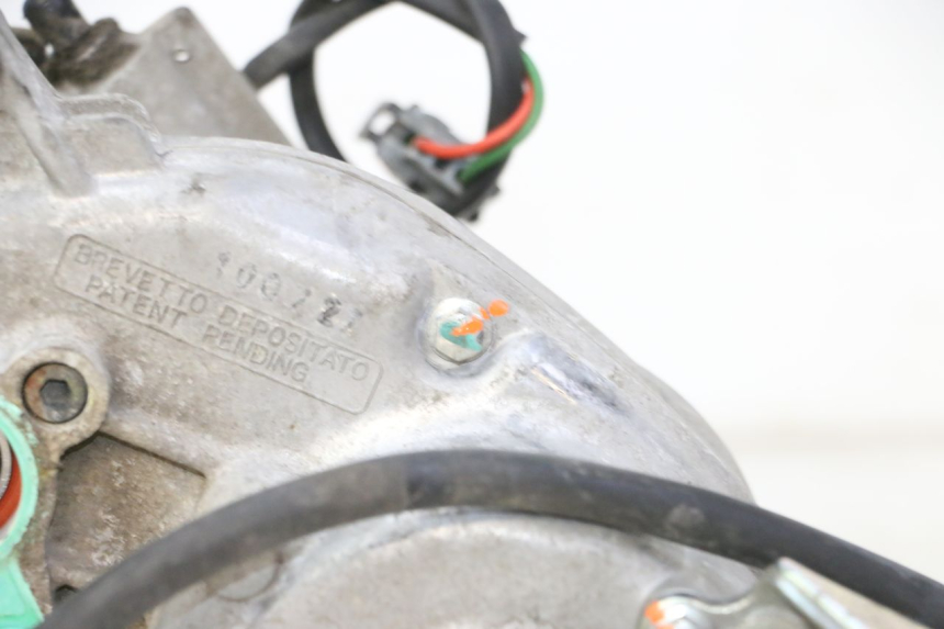 photo de SILNIK ROLL LOCK PIAGGIO MP3 LT 300 (2010 - 2016) - Alternatywny kąt