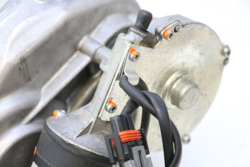 photo de SILNIK ROLL LOCK PIAGGIO MP3 LT 300 (2010 - 2016) - Szczegóły charakterystyczne