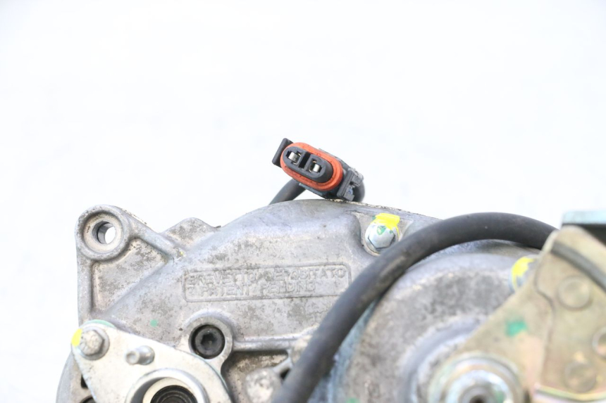 photo de SILNIK ROLL LOCK PIAGGIO MP3 500 (2016 - 2018) - Widok z bliska