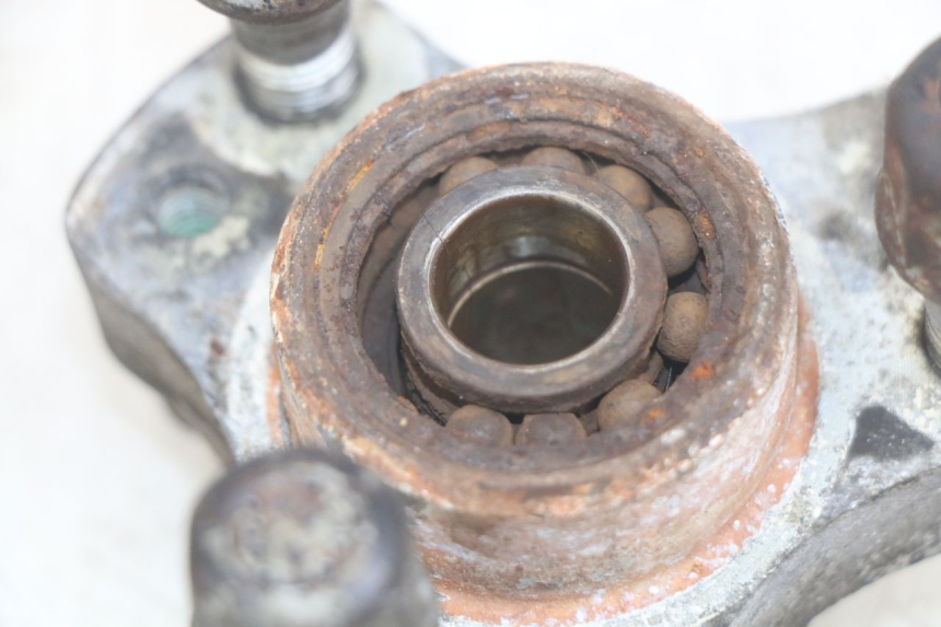 photo de PIASTA KOŁA PRZEDNIEGO PEUGEOT SPEEDFIGHT LC 50 (1996 - 2002) - Inny kąt widzenia