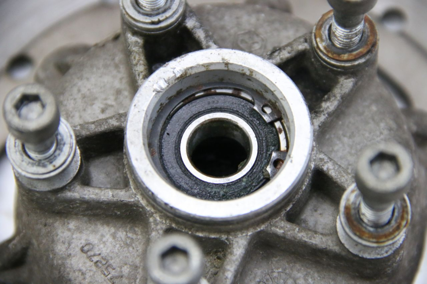 photo de PIASTA KOŁA PRZEDNIEGO PIAGGIO VESPA GRANTURISMO 125 (2003 - 2007) - Szczegół części