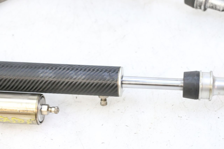 photo de PARA AMORTYZATORÓW TYLNYCH QUADRO 4 4D 350 (2015 - 2018) - Stan powierzchni