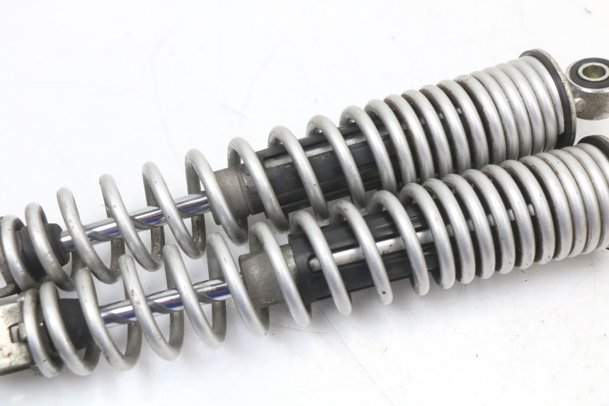 photo de PARA AMORTYZATORÓW TYLNYCH HONDA PCX (JF28) 125 (2009 - 2011) - Zbliżenie techniczne