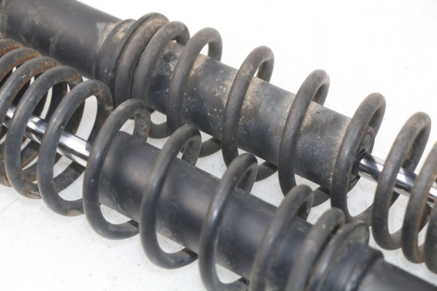 photo de PARA AMORTYZATORÓW TYLNYCH PEUGEOT TWEET 125 (2010 - 2017) - Inny kąt widzenia