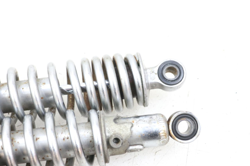 photo de PARA AMORTYZATORÓW TYLNYCH SUZUKI VL INTRUDER 125 (2004 - 2007) - Zbliżenie techniczne