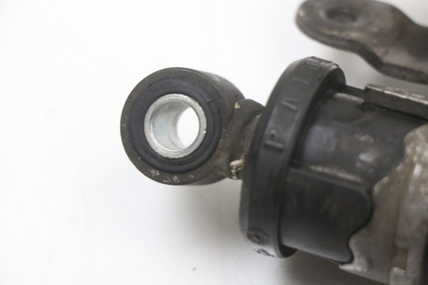 photo de PARA AMORTYZATORÓW TYLNYCH YAMAHA YP MAJESTY 125 (2002 - 2006) - Zbliżenie techniczne