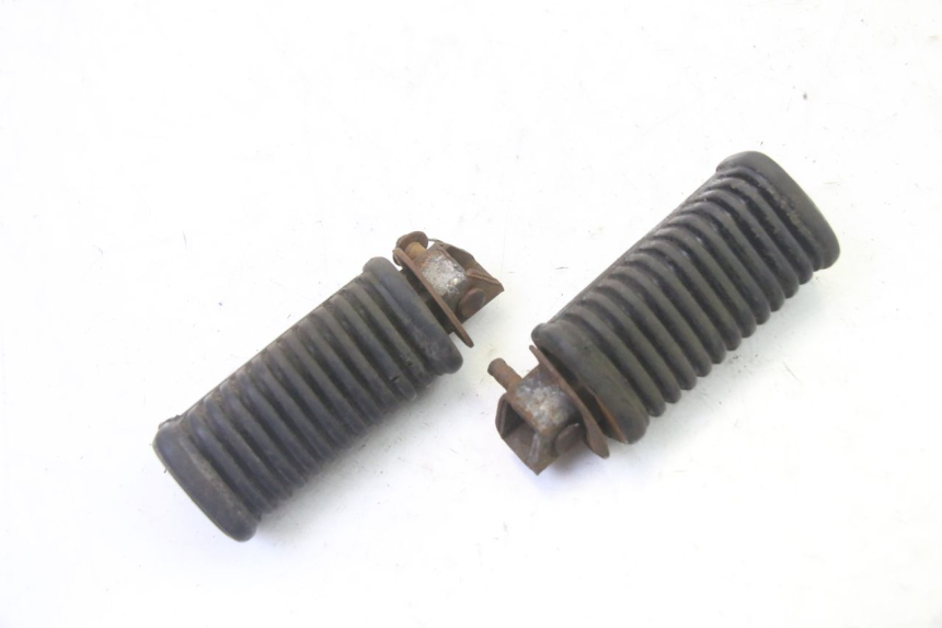 photo de ZESTAW TYLNYCH PODNÓŻKÓW HYOSUNG GV AQUILA 125 (2000 - 2009) - Widok główny