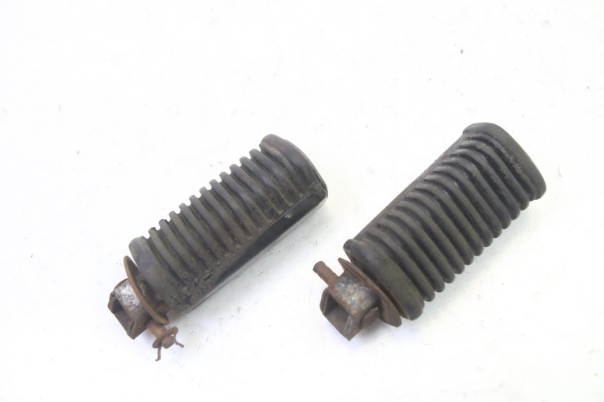 photo de ZESTAW TYLNYCH PODNÓŻKÓW HYOSUNG GV AQUILA 125 (2000 - 2009) - Zoom stanu zużycia