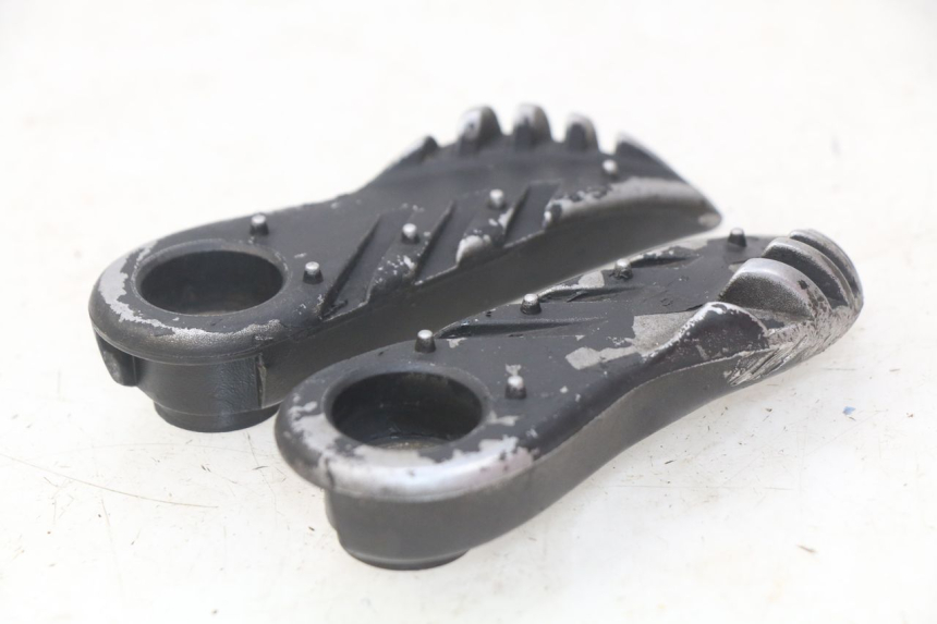 photo de ZESTAW TYLNYCH PODNÓŻKÓW MBK BOOSTER SPIRIT NAKED 50 (2004 - 2017) - Zbliżenie techniczne