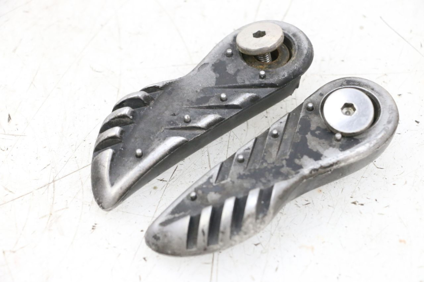 photo de ZESTAW TYLNYCH PODNÓŻKÓW MBK BOOSTER SPIRIT NAKED 50 (2004 - 2017) - Widok główny