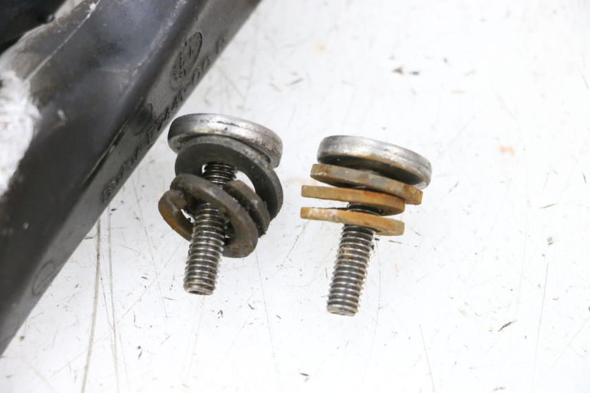 photo de ZESTAW TYLNYCH PODNÓŻKÓW MBK BOOSTER SPIRIT NAKED 50 (2004 - 2017) - Szczegół części