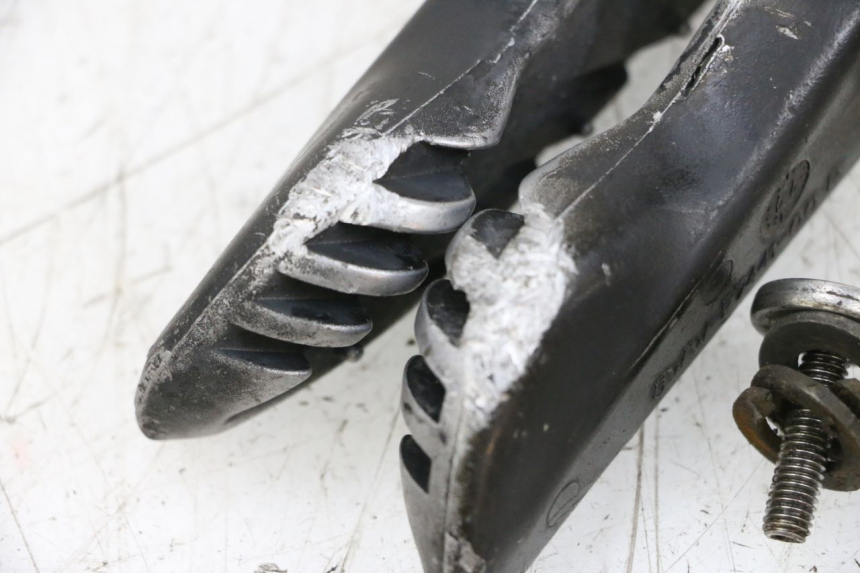 photo de ZESTAW TYLNYCH PODNÓŻKÓW MBK BOOSTER SPIRIT NAKED 50 (2004 - 2017) - Zoom stanu zużycia