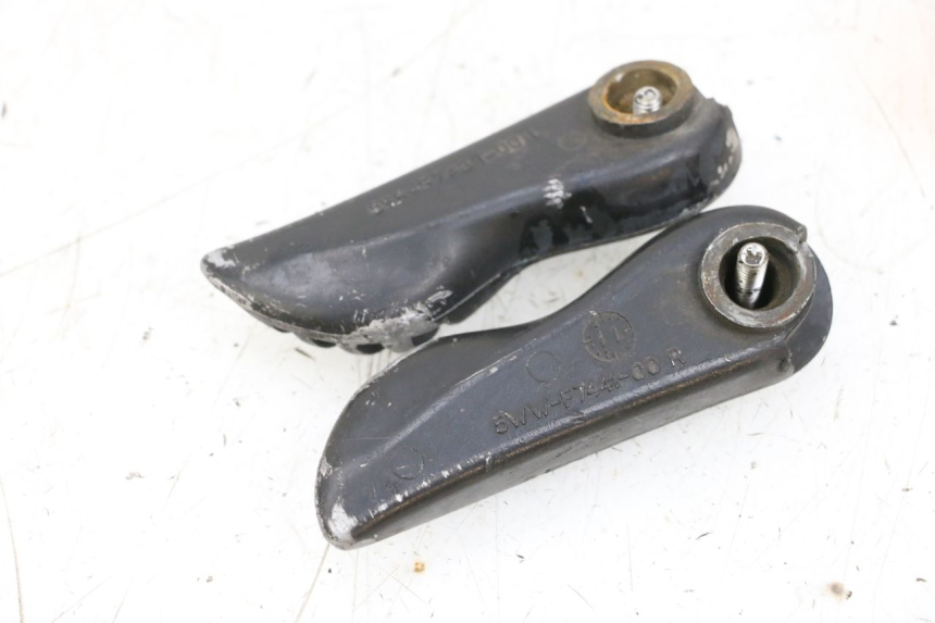 photo de ZESTAW TYLNYCH PODNÓŻKÓW MBK BOOSTER SPIRIT NAKED 50 (2004 - 2017) - Zbliżenie techniczne