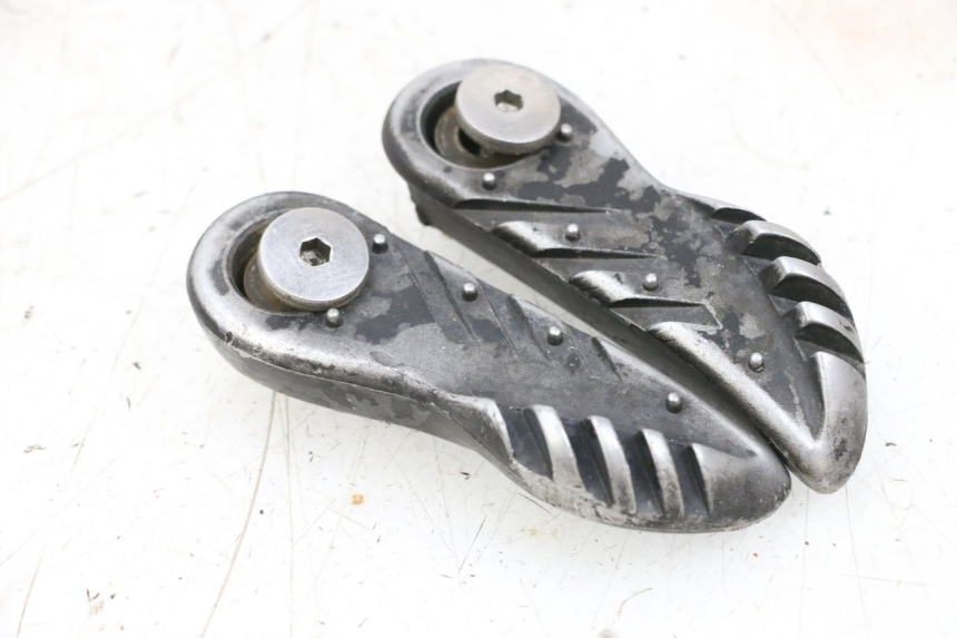 photo de ZESTAW TYLNYCH PODNÓŻKÓW MBK BOOSTER SPIRIT NAKED 50 (2004 - 2017) - Punkty mocowania