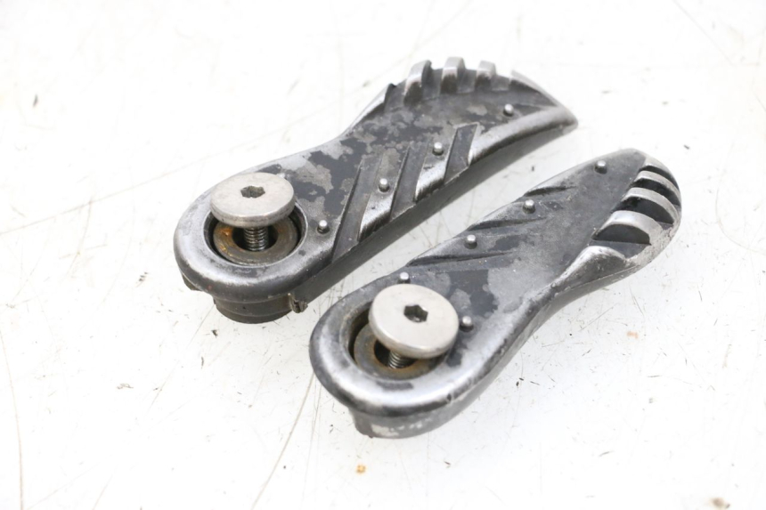 photo de ZESTAW TYLNYCH PODNÓŻKÓW MBK BOOSTER SPIRIT NAKED 50 (2004 - 2017) - Stan powierzchni