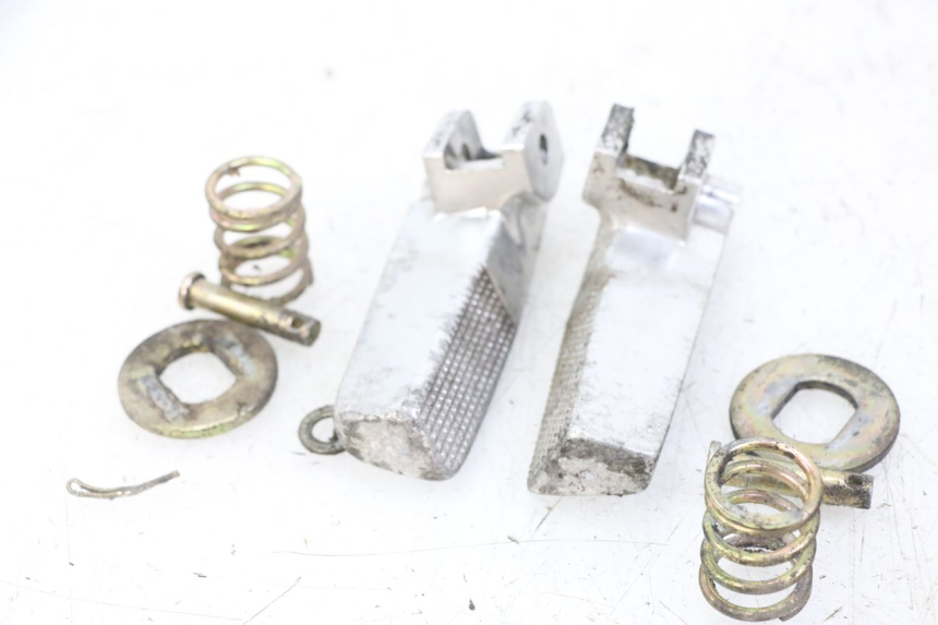 photo de ZESTAW TYLNYCH PODNÓŻKÓW DAELIM BESBI 125 (2007 - 2008) - Szczegół części