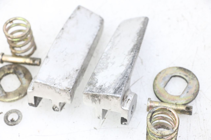 photo de ZESTAW TYLNYCH PODNÓŻKÓW DAELIM BESBI 125 (2007 - 2008) - Inny kąt widzenia