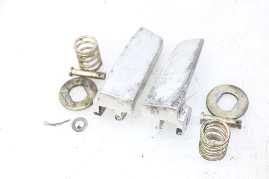 photo de ZESTAW TYLNYCH PODNÓŻKÓW DAELIM BESBI 125 (2007 - 2008) - Zbliżenie techniczne