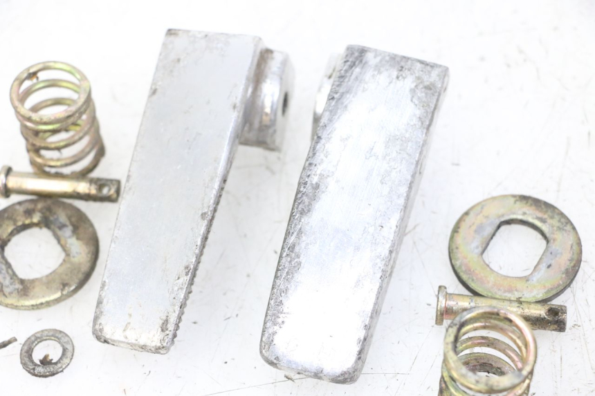 photo de ZESTAW TYLNYCH PODNÓŻKÓW DAELIM BESBI 125 (2007 - 2008) - Widok ogólny